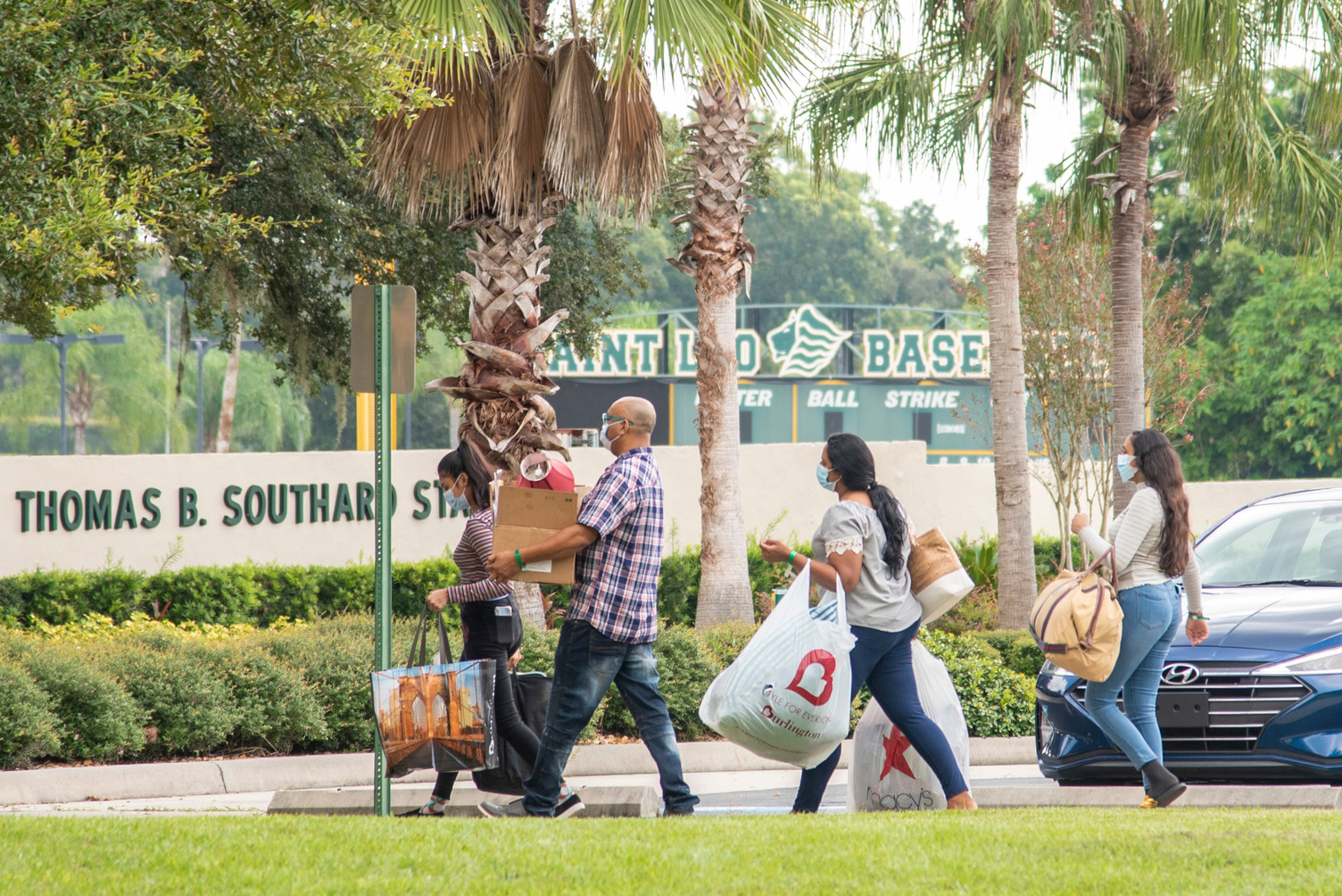 Family carrying items for new student to residence hall 
